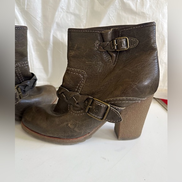 KENSIE TAUPE LEATHER BUCKLE ANKLE BOOTIE RUBBER CHUNKY HEEL 8.5 - Picture 3 of 5